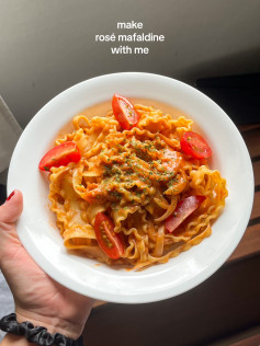 Make Rosé Mafaldine Pasta with Creamy Tomato Sauce, Garlic and Onions