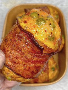 Mắm tôm cuộn thịt xông khói phô mai nướng giòn tan, nhân đậu Hà Lan ngô cà rốt