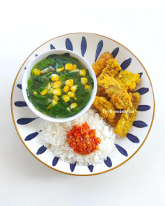 Menu Makan Siang: Sayur Bening Daun Kelor, Ikan Gurame Fillet Goreng Tepung & Sambal Bawang