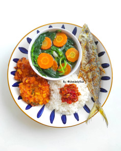Menu Makan Siang Sederhana: Ikan Goreng, Sayur Bening Bayam Wortel, Bakwan Jagung & Sambal Bawang