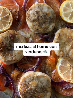 Merluza al horno con verduras, cebolla, tomate y limón
