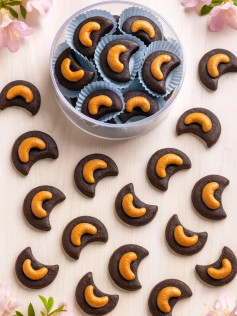Mete Coco Cookies: Resep Kue Bulan Sabit Cokelat Isi Mete