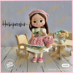 Meva Bebek Tarifi: Amigurumi búp bê mặc váy xanh hồng, mũ và túi xách