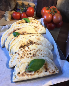 Mezze lune farcite cotte in padella con pomodoro e basilico