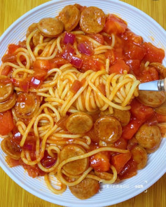 Mì ống sốt cà chua xúc xích và hành tím