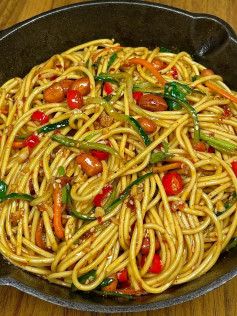 Mì trộn chua cay với đậu phộng, dưa leo và ớt tươi