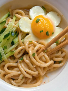 Mì Udon sốt đậu phộng với trứng chiên hình hoa và dưa chuột