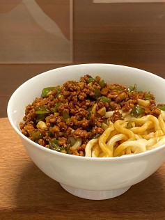 Mì udon trộn sốt thịt băm và ớt chuông xanh, món ăn ngon tuyệt