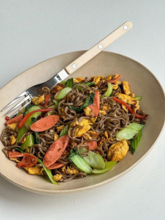 Mì xào soba với trứng, xúc xích và rau xanh