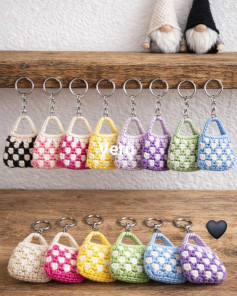 Mini Borsa Portachiavi in Crochet: Tutorial Completo con Puntino Granny Squares