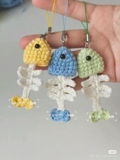 Mini Fish Skeleton Keychain Crochet Pattern: Yellow, Blue, Green Amigurumi Chart with Instructions