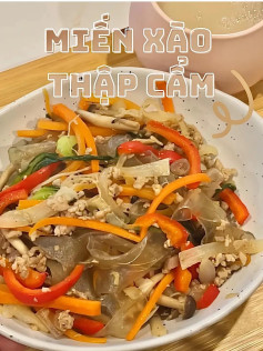 Món ăn miến xào thập cẩm với thịt băm, nấm và rau củ tươi ngon