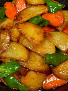 Món khoai tây chiên giòn xào xúc xích và ớt chuông sốt nước tương