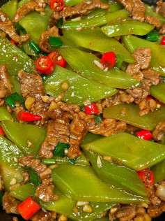 Món xào thịt bò với rau diếp ngồng, ớt đỏ và tỏi