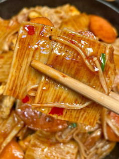 Món xào váng đậu, nấm kim châm và xúc xích sốt cà chua