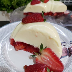 Mousse de Leite Ninho com Gelatina e Morangos