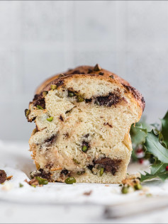 Mozartkugel Hefezopf: Festlicher Hefeteigzopf mit Marzipan, Nougat und Pistazien