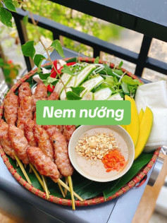 Nem nướng: Thịt nướng xiên que đậm đà ăn kèm bánh tráng, rau sống và nước chấm