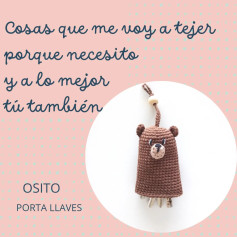 Osito Porta Llaves: Llavero de ganso marrón tejido a crochet con perla de madera y diseño minimalista