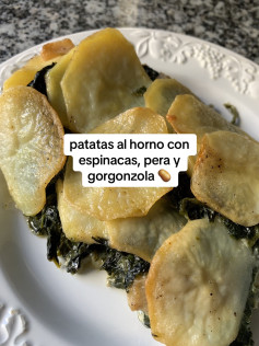 Patatas al horno con espinacas, pera y gorgonzola