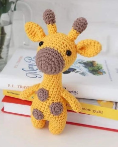 Patrón Amigurumi Jirafa Amarilla y Marrón: Guía Paso a Paso para Cuernos, Orejas, Cabeza y Cuerpo