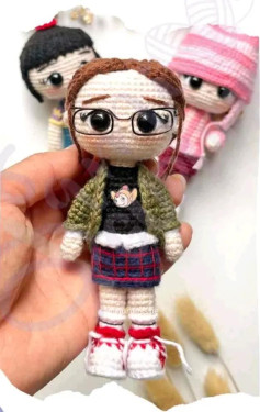Patrón Amigurumi Niña con Gafas y Vestido Escolar