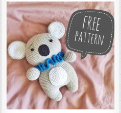 Patrón Amigurumi Pequeño Koala Gratis con cuello azul y materiales detallados