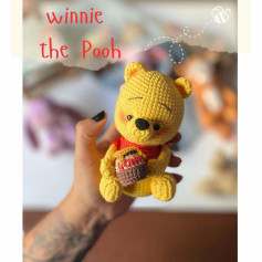 Patrón Amigurumi Winnie the Pooh: Gato Amarillo con Camiseta Roja y Potito de Miel