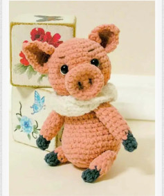 Patrón de amigurumi cerdito rosa con pañuelo blanco y pezuñas oscuras, instrucciones paso a paso en español