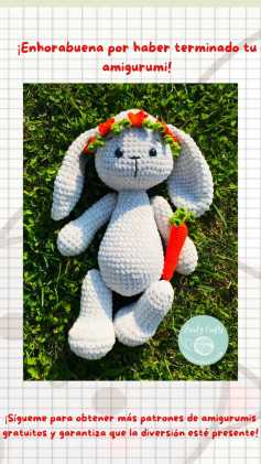 Patrón de amigurumi de conejo blanco con zanahoria y corona floral
