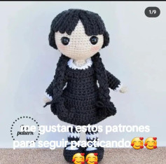 Patrón de amigurumi de la niña Wednesday Addams con vestido negro y cabello corto