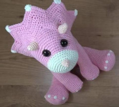Patrón de Amigurumi Dinosaurio Triceratops Rosa