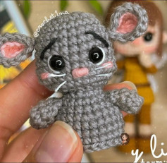 Patrón de amigurumi: Ratón gris con orejas rosadas y bigotes blancos