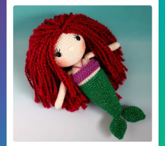 Patrón de amigurumi sirena con cola verde y cabello rojo