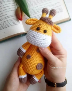 Patrón de bebé Jirafa tejido a crochet amarillo y café