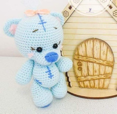 Patrón de crochet para gấu bông màu xanh pastel với thiết kế vá may
