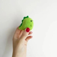 Patrón de crochet para mini dinosaurio verde amigurumi