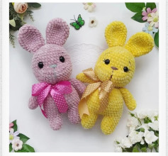 Patrón de ganchillo para amigurumi: Conejitos tiernos en rosa, amarillo y azul con lazos