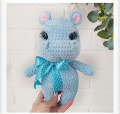 Patrón de Ganchillo para Amigurumi de Hipopótamo Azul con Lazo Turquesa
