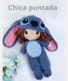 Patrón de ganchillo para muñeca amigurumi con disfraz de Stitch, incluyendo lista de materiales y diagramas paso a paso