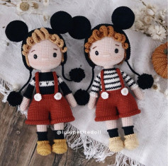 Patrón de ganchillo para muñeca amigurumi Nikki con orejas de ratón y overol rojo