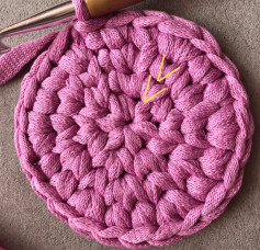 Patrón de ganchillo para riñonera festivalera: inicio del chart circular con puntos bajos centrados y aumentos