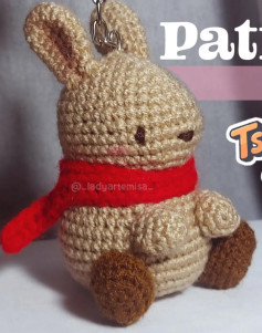 Patrón de llavero amigurumi Tsuki con bufanda roja y patas marrones