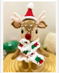 Patrón de renos amigurumi con gorro de Navidad y bufanda navideña