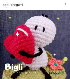 Patrón gratis Bigli amigurumi con corazón rojo y base verde