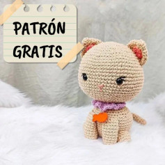 Patrón gratis de gatito amigurumi beige con collar morado y orejas rosadas