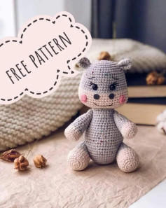 Patrón gratis de hipopótamo amigurumi tierno en gris y beige
