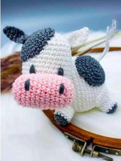 Patrón Gratis Vaca Amigurumi: Diseño de Tejer con Hilo Blanco, Gris y Rosa
