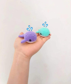 Patrón gratuito Ballenita: Búp bê cá voi móc len tím và xanh