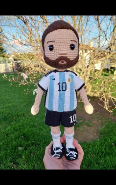 Patrón gratuito de amigurumi Lionel Messi con uniforme de Argentina, guías paso a paso escritas a mano